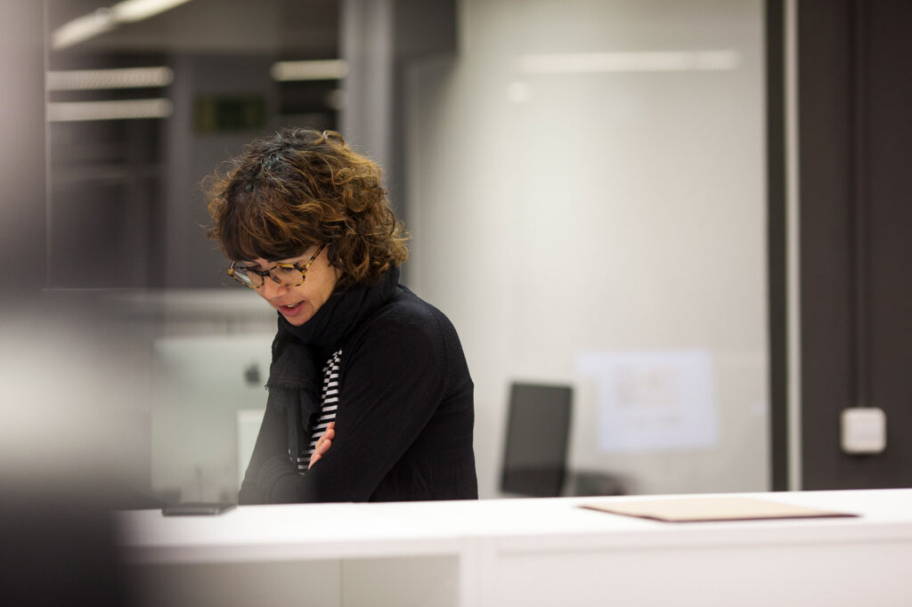 Tina Ylla treballant en una taula de l’oficina