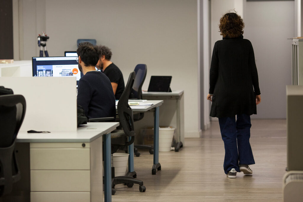 Equip treballant amb ordinadors a l’oficina